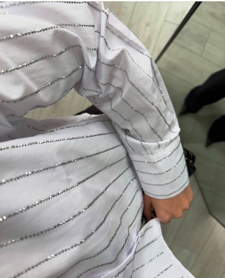 قميص ابيض مع زركون