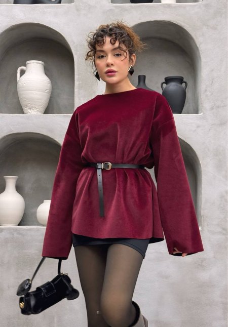 بلوزة مخمل بوردو مع حزام جلد أسود