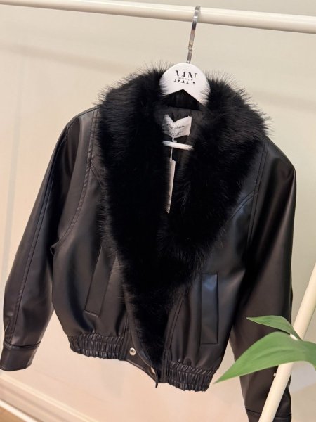 جاكيت جلد أسود مبطّن فرو